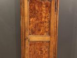 une vieille armoire en bois surmontée d'une porte
