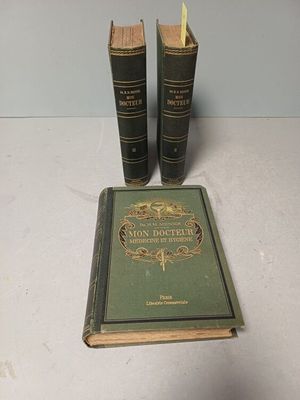 deux livres posés l'un à côté de l'autre sur une table