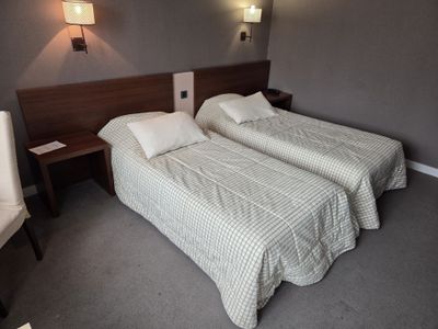 Contenu de la chambre 107: 2 couchages 90x200cm, tête de lit…