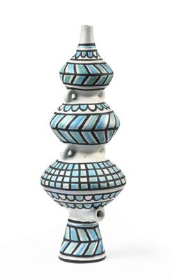 un vase bleu et blanc posé sur une table blanche