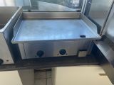 un plan de travail en métal surmonté d'une plaque de cuisson