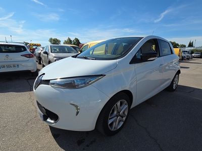 une voiture blanche garée dans un parking à côté d'autres voitures