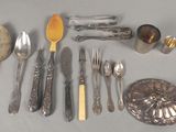 de nombreux types d'argenterie et de cuillères sur la table