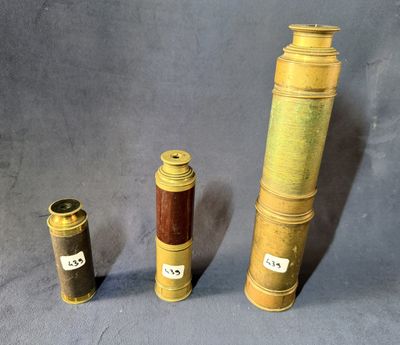 trois types différents de vases en laiton et en bois sur un fond gris
