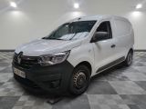 la camionnette blanche est garée sur le sol en damier d'une pièce