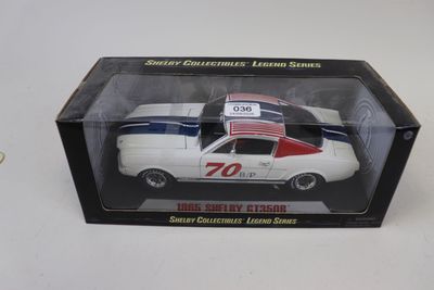 une photo d'une petite voiture dans une boîte posée sur une table