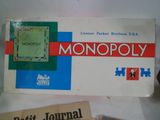 un jeu de Monopoly posé sur une table à côté d'un livre