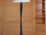 une lampe posée sur un sol en marbre dans une pièce