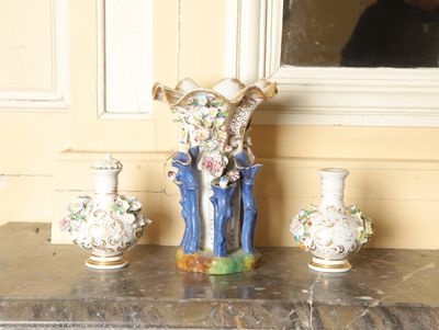 trois vases posés sur une table