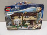 une boîte de Lego représentant la maison d'Harry Potter posée sur la table