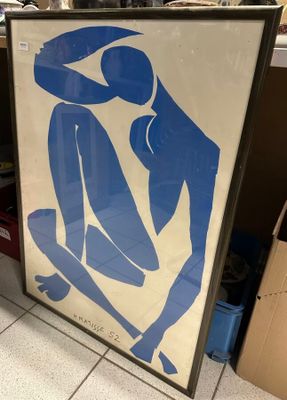 peinture bleue et blanche représentant un homme et une femme assis sur un banc