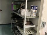 des étagères sur lesquelles sont posées des casseroles et des poêles dans une cuisine