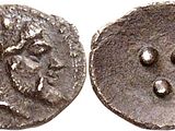 une pièce d'argent représentant la tête d'un homme et le visage d'une femme