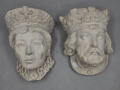 paire de têtes sculptées représentant deux hommes coiffés de couronnes