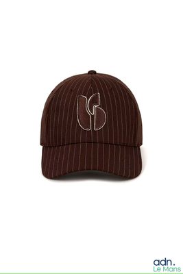 casquette de baseball marron à fines rayures, avec un chat brodé sur le devant
