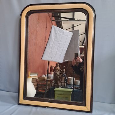 un homme se prenant en photo dans un miroir