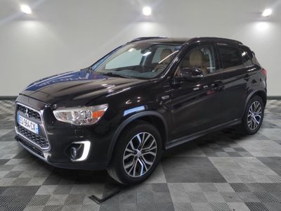 le 4x4 noir est garé dans le garage sur un sol en damier