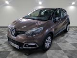 la voiture marron est garée sur un sol en damier dans le garage