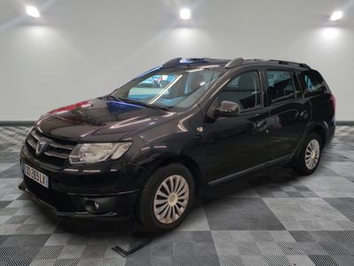 la photo d'une petite voiture noire garée dans un garage