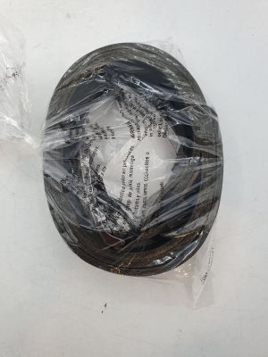 un fil noir recouvert de plastique posé sur une table blanche