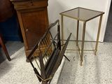 deux chaises et une table dans une pièce aux murs blancs