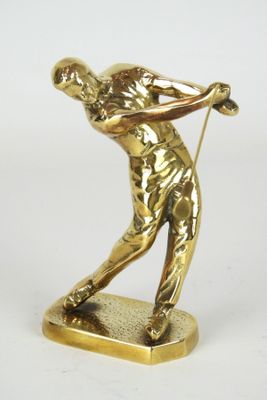 statue d'un homme brandissant un club de golf, posée sur un socle doré