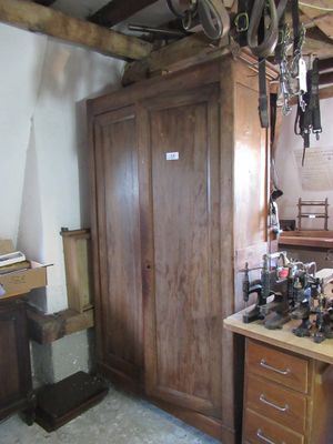 Lot de MOBILIER comprenant une table en bois, un bureau de t…