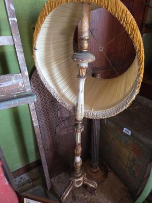 une lampe posée sur un support dans une pièce
