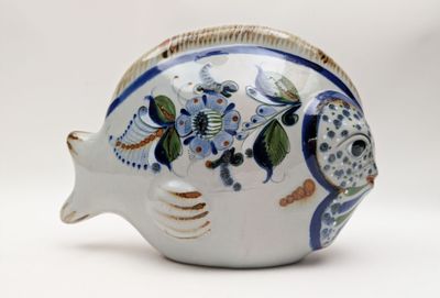 un vase en forme de poisson orné d'un motif bleu et blanc