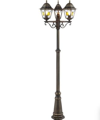un lampadaire surmonté de trois lampes, sur fond blanc