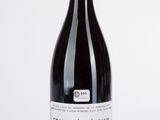 une bouteille de vin posée sur une table