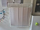 une photo d'un mur sur lequel sont accrochés tout un tas de papiers