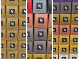 Plusieurs boîtes de chocolats sont empilées les unes sur les autres