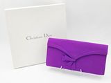 un gros plan sur une pochette violette à côté d'une boîte blanche