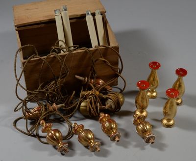 un bouquet de bougies dorées posées à côté d'une boîte en bois