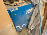 une machine bleue qui se trouve dans un coin d'une pièce