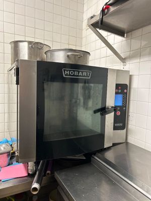 une image d'une cuisine commerciale avec des plans de travail en acier inoxydable