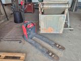 un cariste assis à côté d'une palette dans un garage