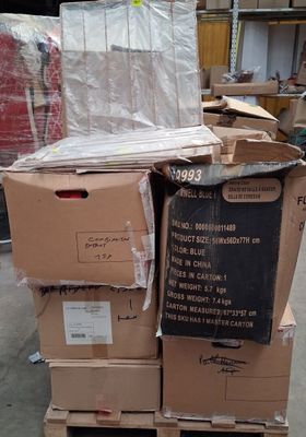 une pile de cartons posée sur une palette dans un entrepôt