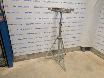 un trépied devant un mur sur lequel est accrochée une pancarte