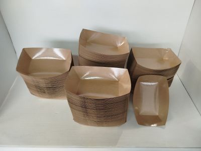 de nombreuses assiettes en papier brun posées sur une étagère