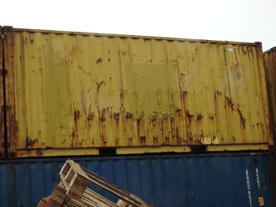 une pile de palettes en bois posée sur un conteneur d'expédition