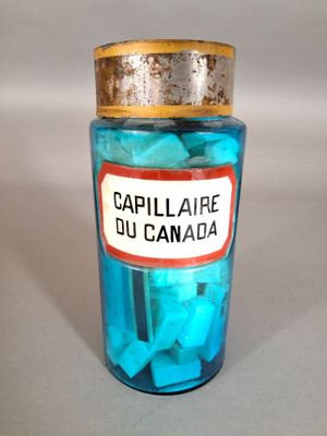 un bocal en verre rempli de glaçons posé sur une table