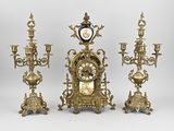 quatre types différents d'horloges et de lustres sont exposés