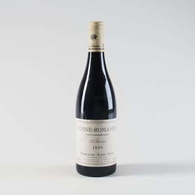 la bouteille de vin est posée sur une surface blanche