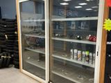 une vitrine de magasin devant laquelle se trouve une moto