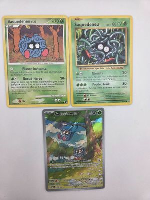 trois cartes Pokémon fixées au réfrigérateur à l'aide d'un aimant