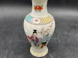 un petit vase posé sur une table