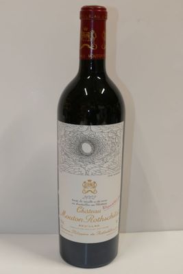 la bouteille de vin est posée sur la table à côté du verre