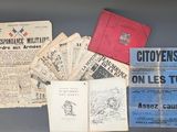 beaucoup de vieux livres et de brochures posés sur une table